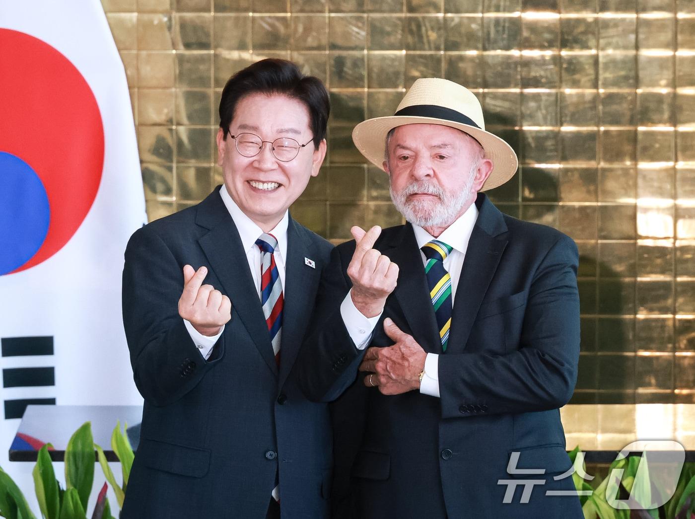 본문 이미지 - 이재명 대통령과 루이스 이나시우 룰라 다 시우바 브라질 대통령이 27일(현지시간) 브라질 대통령관저에서 공동언론발표를 마친 후 손하트를 만들어 보이고 있다. 2026.7.28 ⓒ 뉴스1 허경 기자