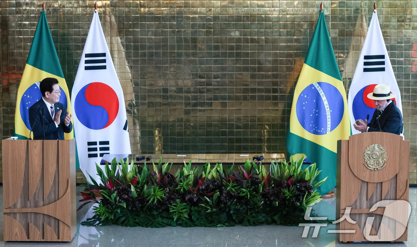본문 이미지 - 이재명 대통령과 루이스 이나시우 룰라 다 시우바 브라질 대통령이 27일(현지시간) 브라질 대통령관저에서 공동언론발표를 하고 있다. 2026.7.28 ⓒ 뉴스1 허경 기자