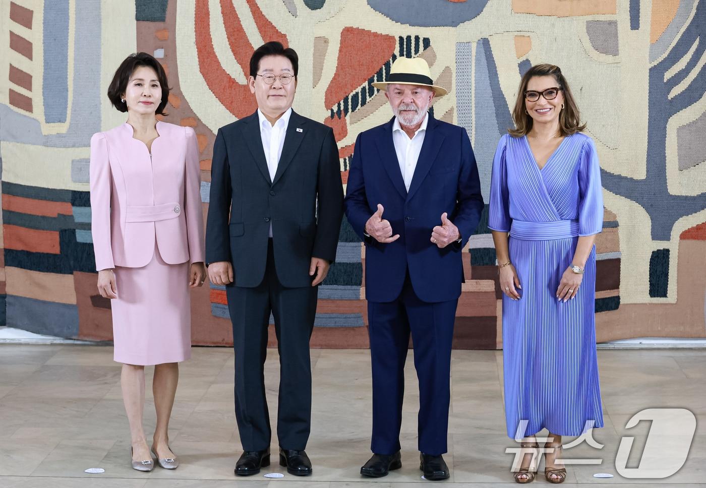 본문 이미지 - 이재명 대통령과 루이스 이나시우 룰라 다 시우바 대통령, 김혜경 여사, 호잔젤라 다시우바 여사가 27일(현지시간) 브라질 외교부궁에서 열린 문화공연 및 리셉션에서 기념촬영을 하고 있다. 2026.7.28 ⓒ 뉴스1 허경 기자