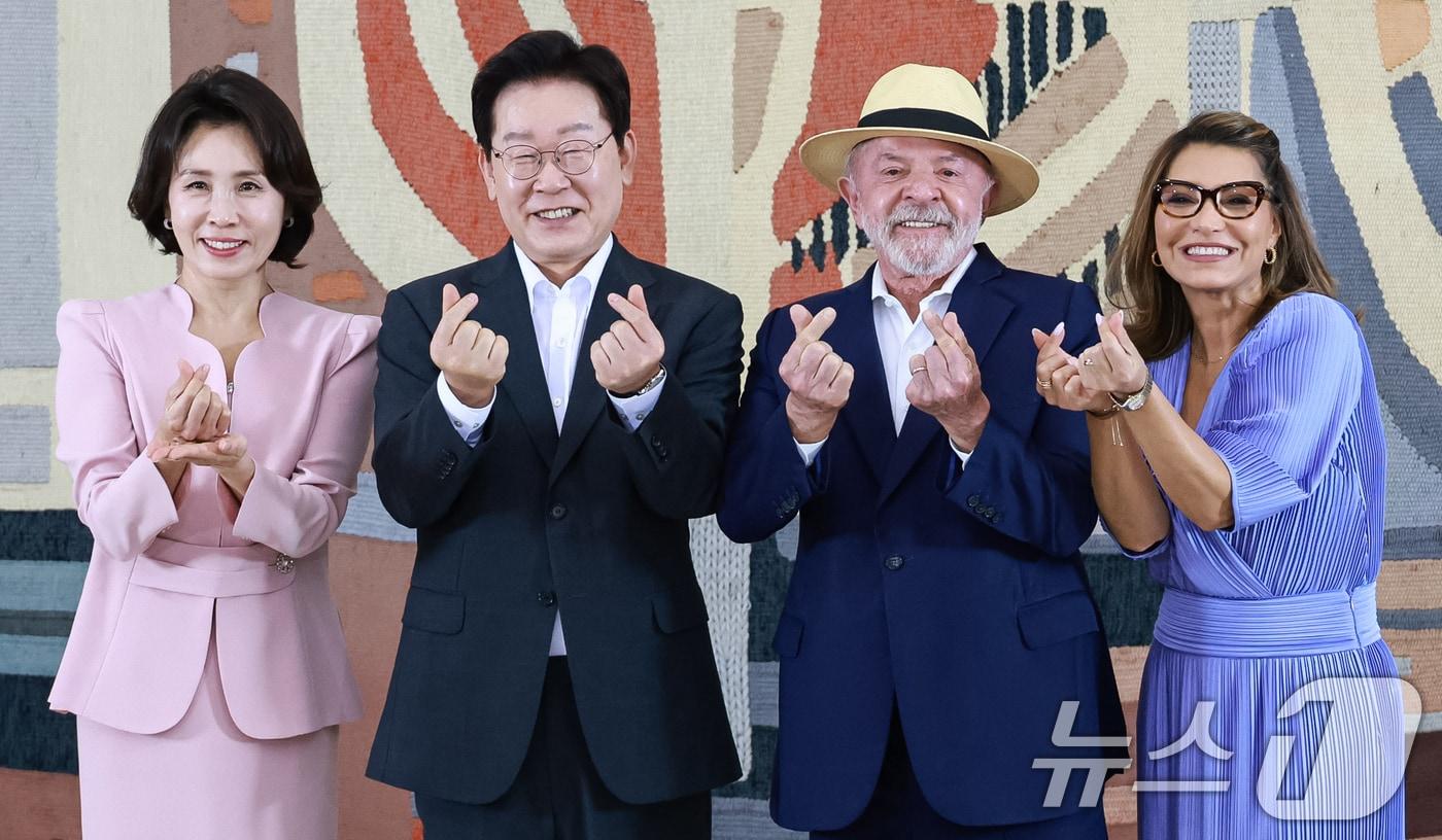 본문 이미지 - 이재명 대통령과 루이스 이나시우 룰라 다 시우바 대통령, 김혜경 여사, 호잔젤라 다시우바 여사가 27일(현지시간) 브라질 외교부궁에서 열린 문화공연 및 리셉션에서 기념촬영을 하고 있다. 2026.7.28 ⓒ 뉴스1 허경 기자