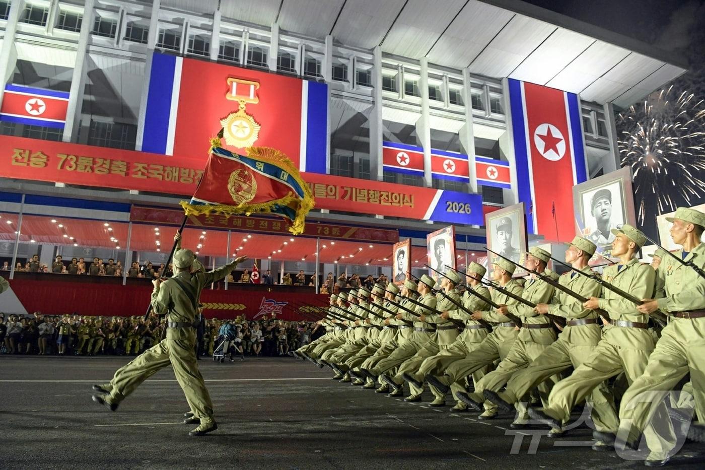 본문 이미지 - (평양 노동신문=뉴스1) = 북한 노동당 기관지 노동신문은 '전승절'(한국전쟁 정전협정 체결일) 73주년을 맞아 조국해방전쟁(한국전쟁) 시기 상징종대들의 기념행진의식이 27일 저녁 수도 평양의 평양체육관광장에서 진행됐다고 보도했다. [국내에서만 사용가능. 재배포 금지. DB 금지. For Use Only in the Republic of Korea. Redistribution Prohibited] rodongphoto@news1.kr