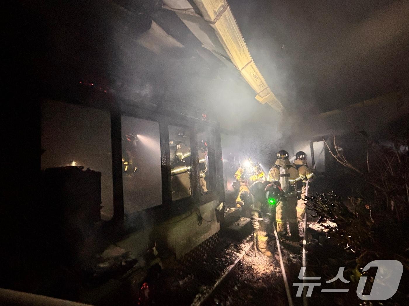 본문 이미지 - 27일 오후 11시 40분쯤 전남광주 목포시 용당동의 한 주택에서 불이 나 소방당국이 진화 작업을 벌이고 있다. (전남광주소방본부 제공. 재판매 및 DB 금지) 2026.7.28 