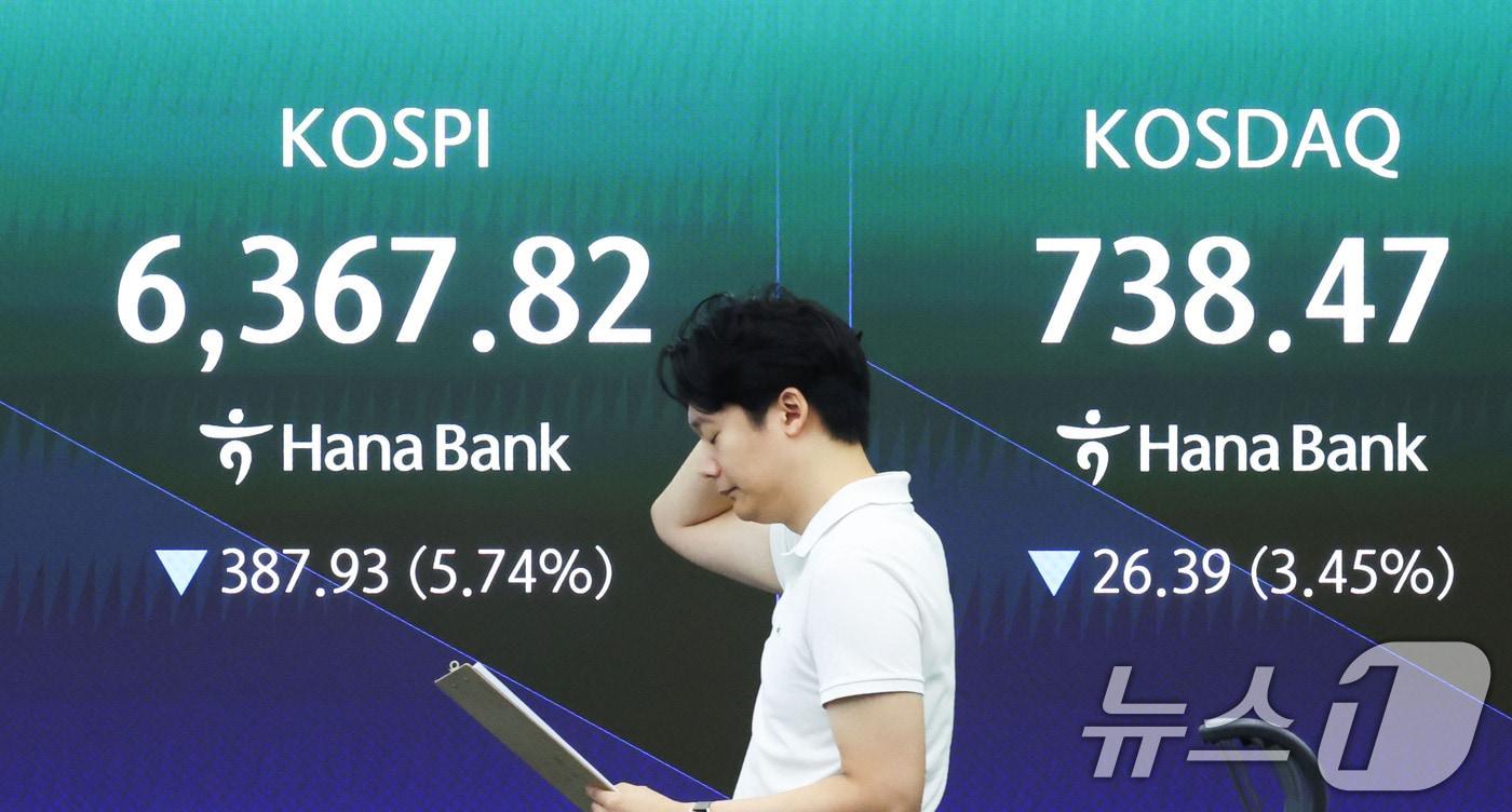 본문 이미지 - 28일 오전 서울 중구 하나은행 딜링룸 전광판에 코스피 등 시황이 표시되고 있다. 이날 코스피는 전 거래일에 비해 355.48포인트(-5.26%) 하락한 6400.27에 개장했다. 2026.7.28 ⓒ 뉴스1 이종수 기자