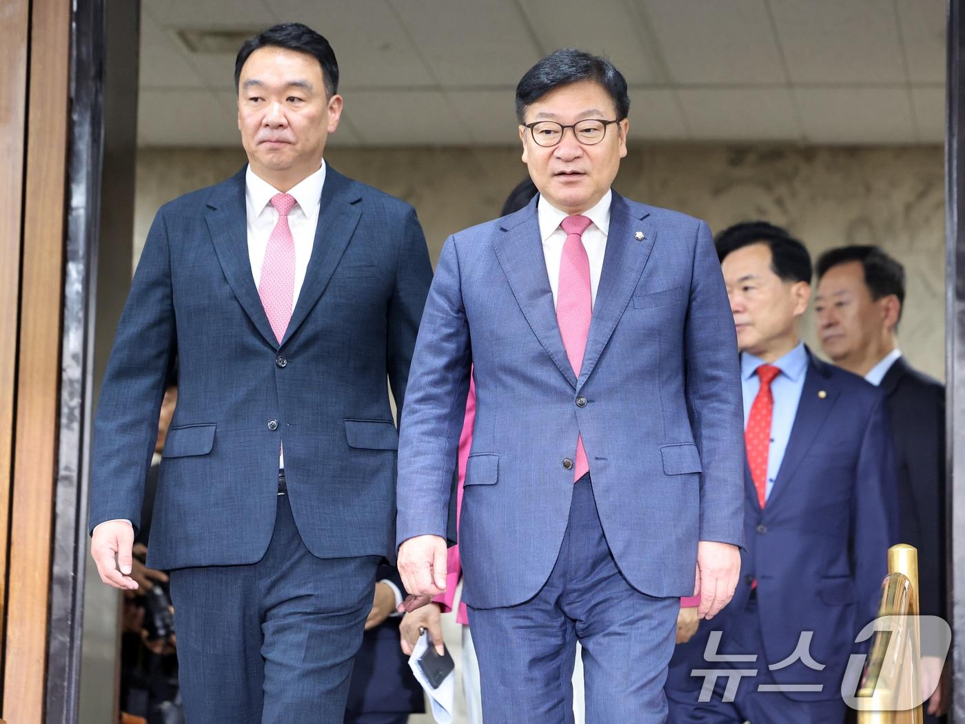 본문 이미지 - 국민의힘 정점식 원내대표와 정희용 사무총장이 28일 오전 서울 여의도 국회에서 열린 원내대책회의에 참석하고 있다. 2026.7.28 ⓒ 뉴스1 황기선 기자