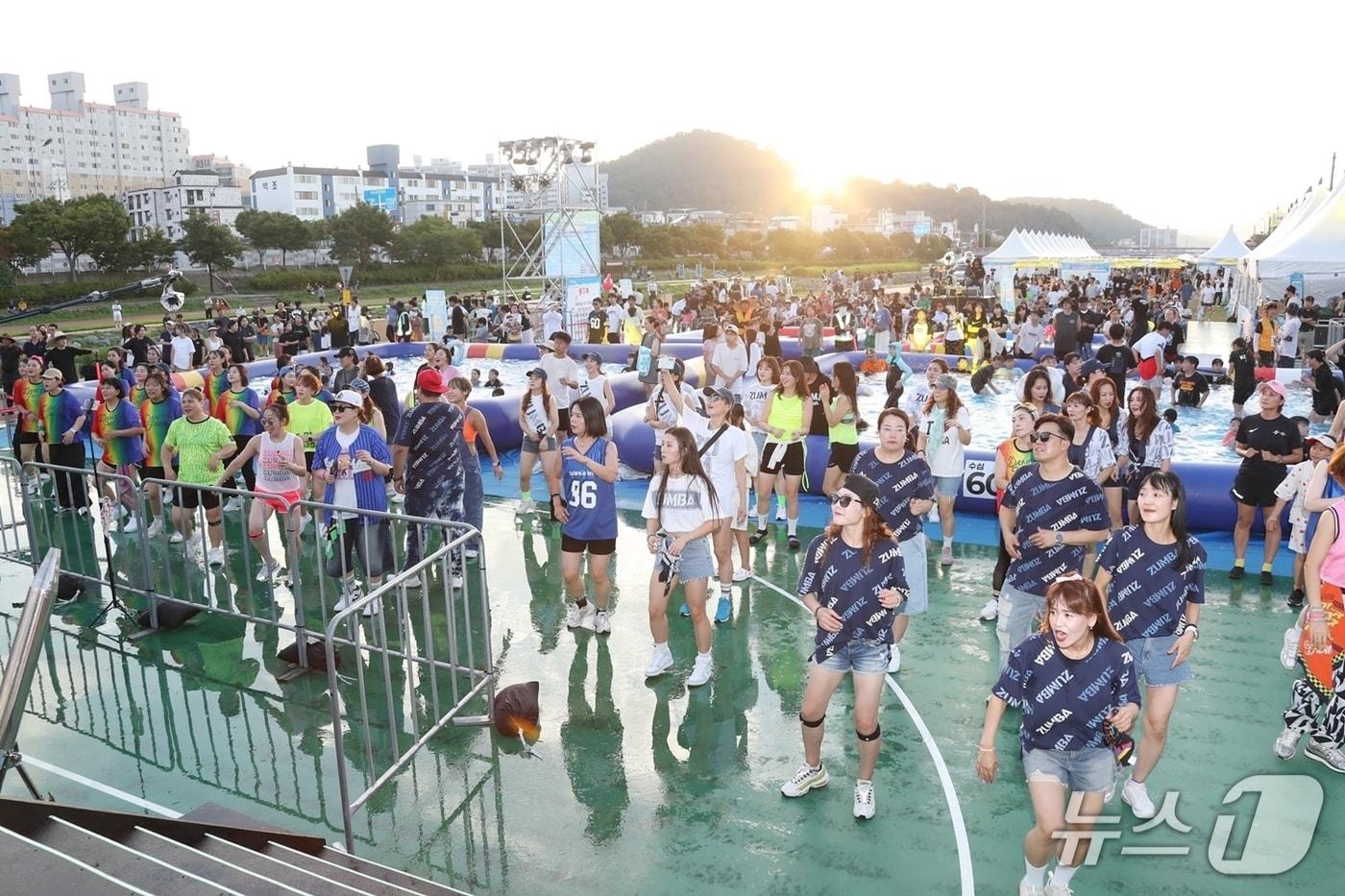 본문 이미지 - 전북 정읍시의 여름 대표 축제인 '물빛축제' 현장 모습. 올해 축제는 7월 31일부터 8월 2일까지 사흘간 펼쳐진다.(정읍시 제공. 재판매 및 DB금지)/뉴스1  