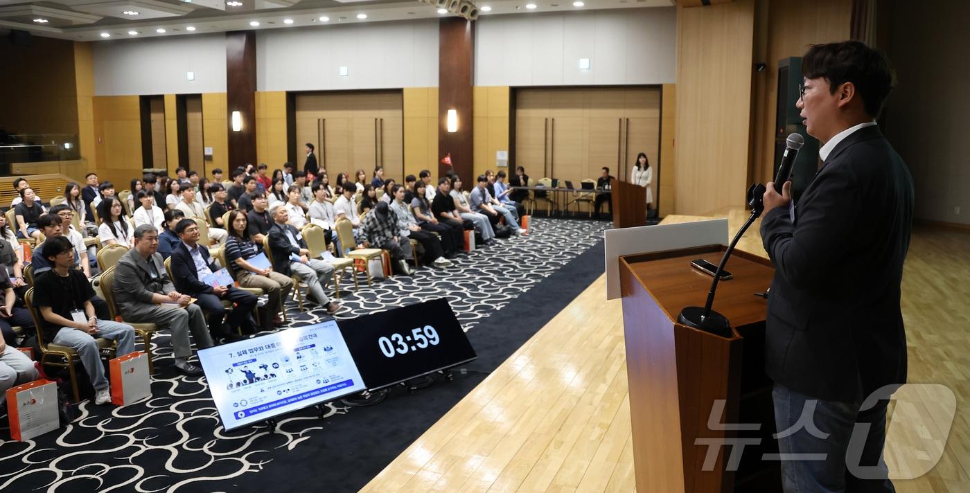 본문 이미지 - 지난달 서울 종로구 SC제일은행 본사 대강당에서 열린 '2026 뉴스1 대학생 미래캠프' 현장에서 모경종 더불어민주당 의원이 특별강연을 하고 있다. 이번 행사는 정치, 경제, 금융 등 각계각층의 전문가 강연과 산업현장 탐방을 통해 청년들이 다양한 진로를 탐색하고 국내 미래산업 전반에 대한 견문을 넓히기 위해 마련됐다. 2026.7.28 ⓒ 뉴스1 김성진 기자