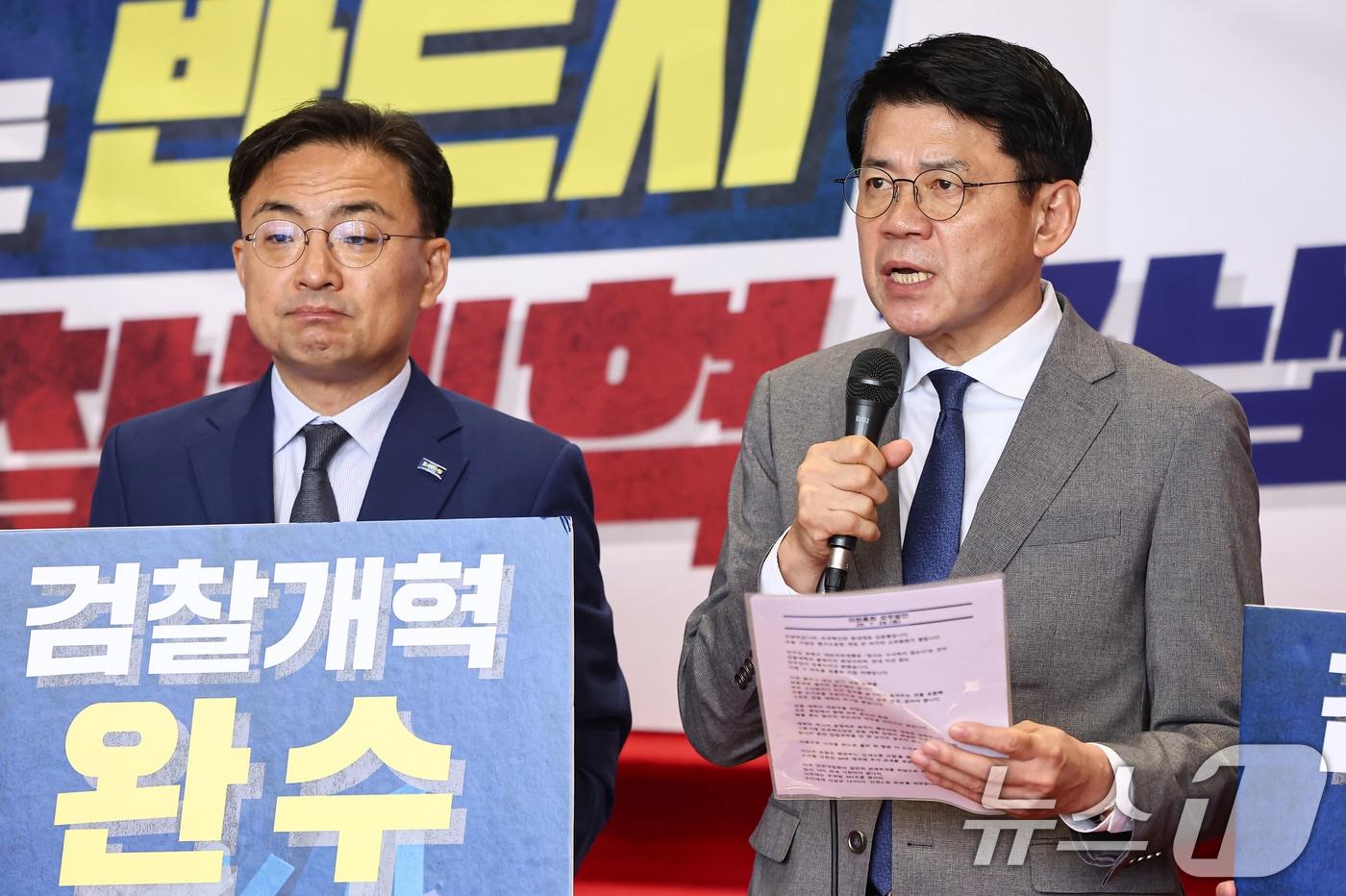 본문 이미지 - 김준형 조국혁신당 원내대표가 지난달 28일 서울 여의도 국회에서 열린 의원총회에 참석해 모두발언하고 있다. 2026.7.28 ⓒ 뉴스1 김도우 기자