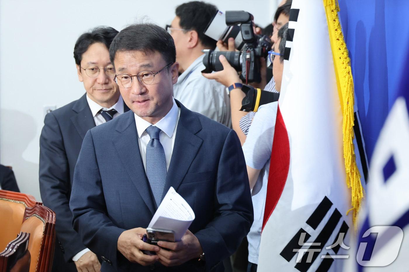 본문 이미지 - 한병도 더불어민주당 대표 직무대행 겸 원내대표가 28일 서울 여의도 국회에서 열린 원내대책회의에 참석하고 있다. 2026.7.28 ⓒ 뉴스1 신웅수 기자