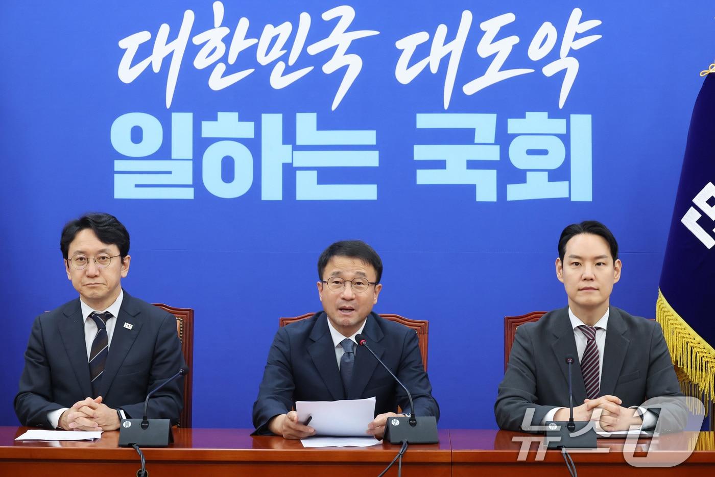 본문 이미지 - 한병도 더불어민주당 대표 직무대행 겸 원내대표가 28일 서울 여의도 국회에서 열린 원내대책회의에서 발언하고 있다. 2026.7.28 ⓒ 뉴스1 신웅수 기자