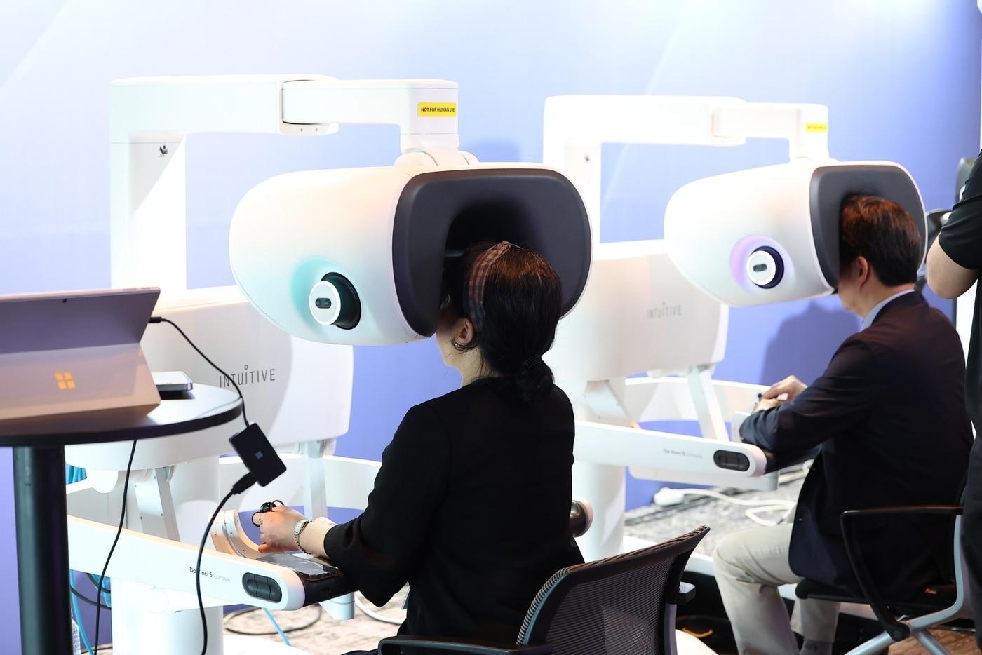 본문 이미지 - 인튜이티브서지컬코리아가 개최한 'Intuitive 360 Korea 2026' 행사에서 최용범 대표와 국내 주요 의료기관 관계자들이 최소 침습 수술의 미래와 병원 경영 관점의 로봇 보조 수술 프로그램 운영 전략을 공유했다. (인튜이티브 제공)