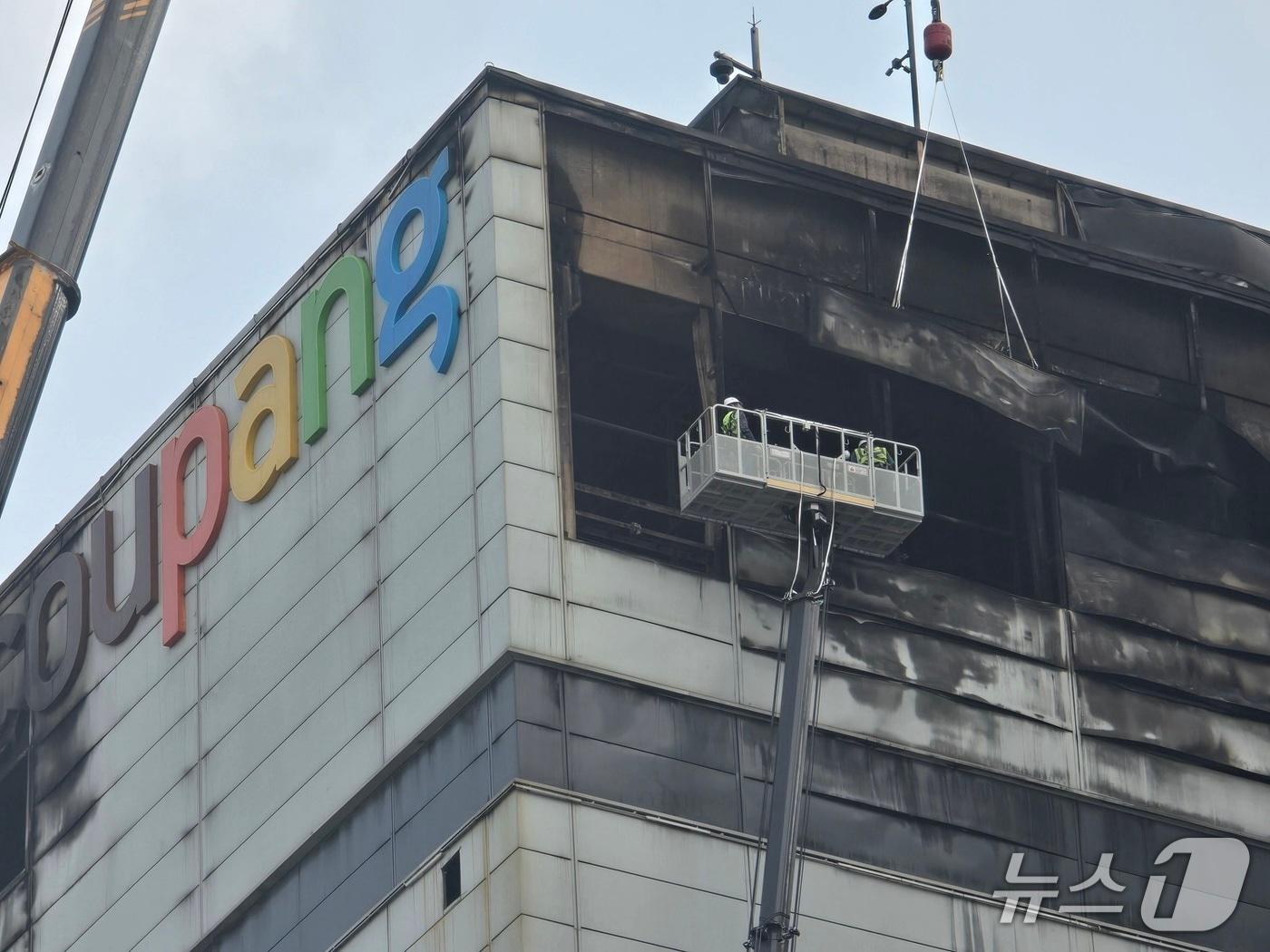 본문 이미지 - 28일 인천 쿠팡 32물류센터 화재 합동 감식을 앞두고 관계자들이 불에 탄 건물 외벽 구조물을 뜯어내고 있다. / 뉴스1 ⓒ News1 유준상 기자