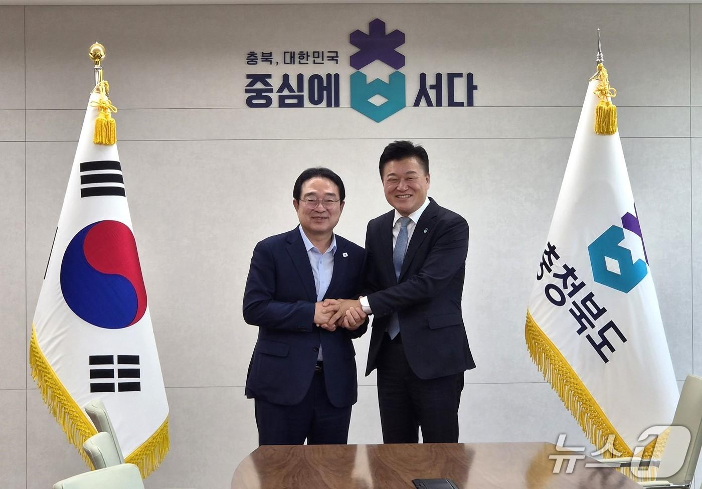 본문 이미지 - 신용한 충북도지사(오른쪽)와 황규철 옥천군수가 면담을 마치고 손을 맞잡고 있다. (옥천군 제공. 재판매 및 DB금지)/뉴스1 