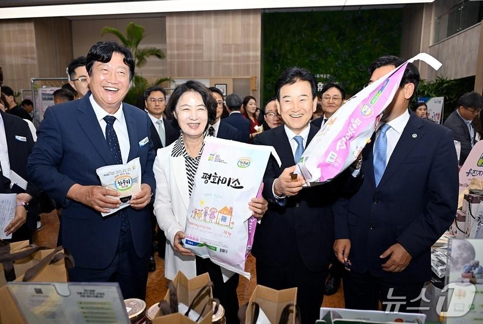 본문 이미지 - 27일 통일부 주최 '제2차 접경지역 평화안전 연석회의'에 참석한 손배찬 파주시장이 추미애 경기지사, 정동영 통일부장관과 지역특산물을 들고 기념촬영을 하고 있다. (파주시 제공, 재판매 및 DB금지)
