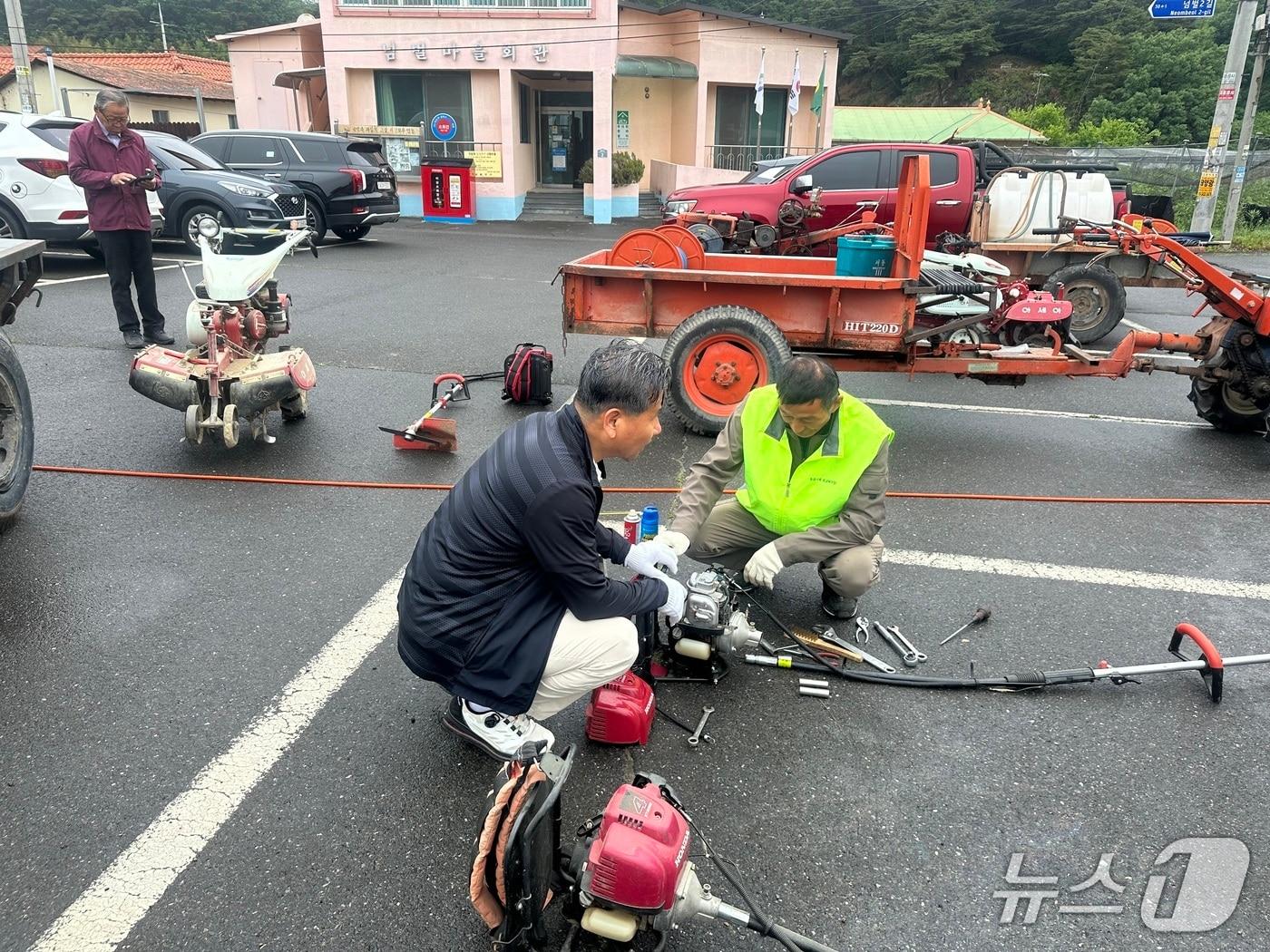 본문 이미지 - 영동군농업기술센터 농업기계 현장 순회교육 장면.(영동군 제공. 재판매 및 DB금지)/뉴스1 