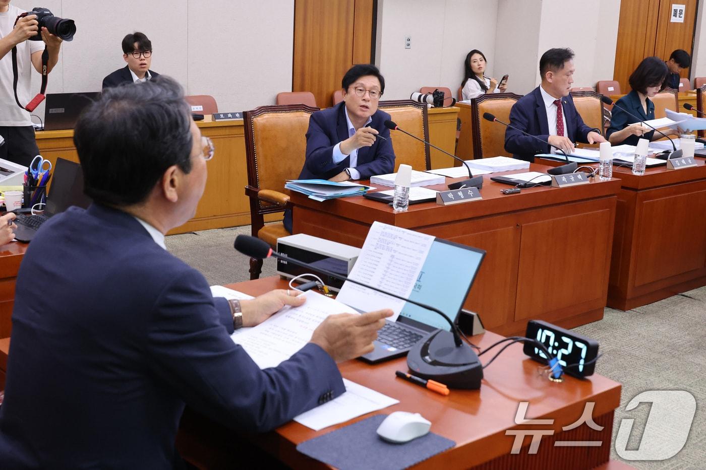 본문 이미지 - 박형수 국민의힘 간사가 지난 28일 서울 여의도 국회에서 열린 법제사법위원회 법안심사제1소위원회에서 의사진행과 관련해 김승원 소위원장에게 항의하고 있다. 2026.7.28 ⓒ 뉴스1 신웅수 기자