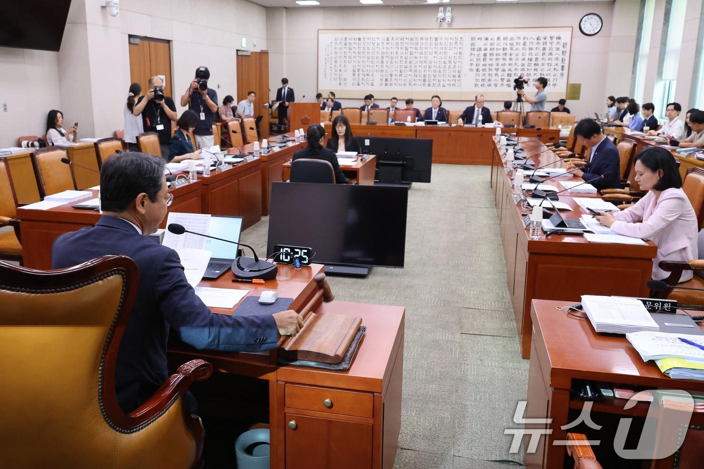 본문 이미지 - 김승원 소위원장이 지난 28일 서울 여의도 국회에서 열린 법제사법위원회 법안심사제1소위원회에서 의사봉을 두드리고 있다. 2026.7.28 ⓒ 뉴스1 신웅수 기자