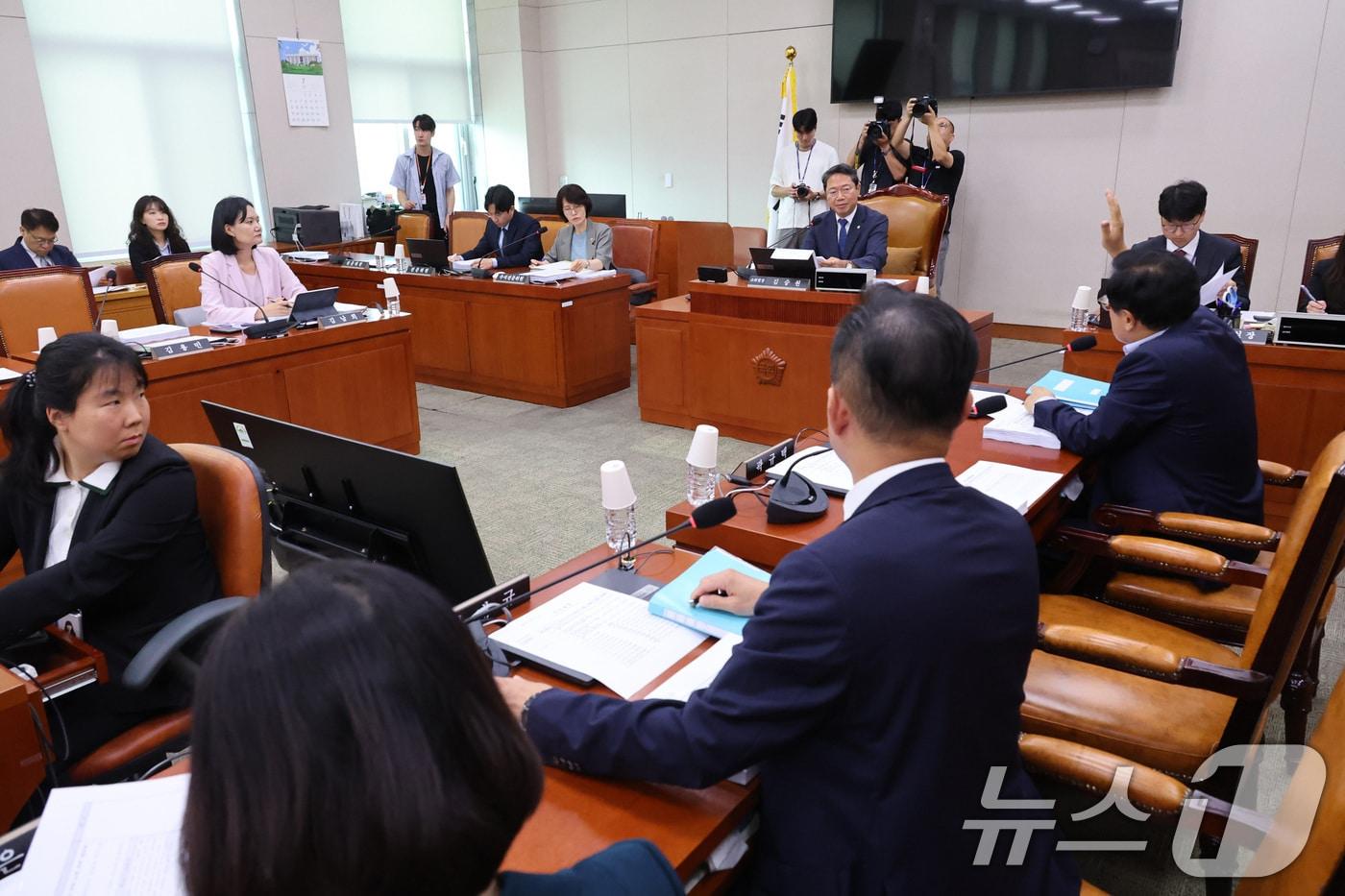 본문 이미지 - 박형수 국민의힘 간사가 28일 서울 여의도 국회에서 열린 법제사법위원회 법안심사제1소위원회에서 김승원 소위원장에게 항의하고 있다. 2026.7.28 ⓒ 뉴스1 신웅수 기자