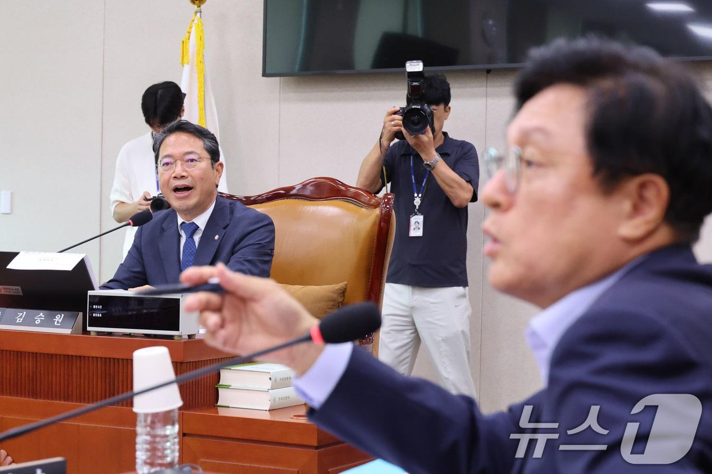 본문 이미지 - 박형수 국민의힘 간사가 28일 서울 여의도 국회에서 열린 법제사법위원회 법안심사제1소위원회에서 김승원 소위원장에게 항의하고 있다. 2026.7.28 ⓒ 뉴스1 신웅수 기자