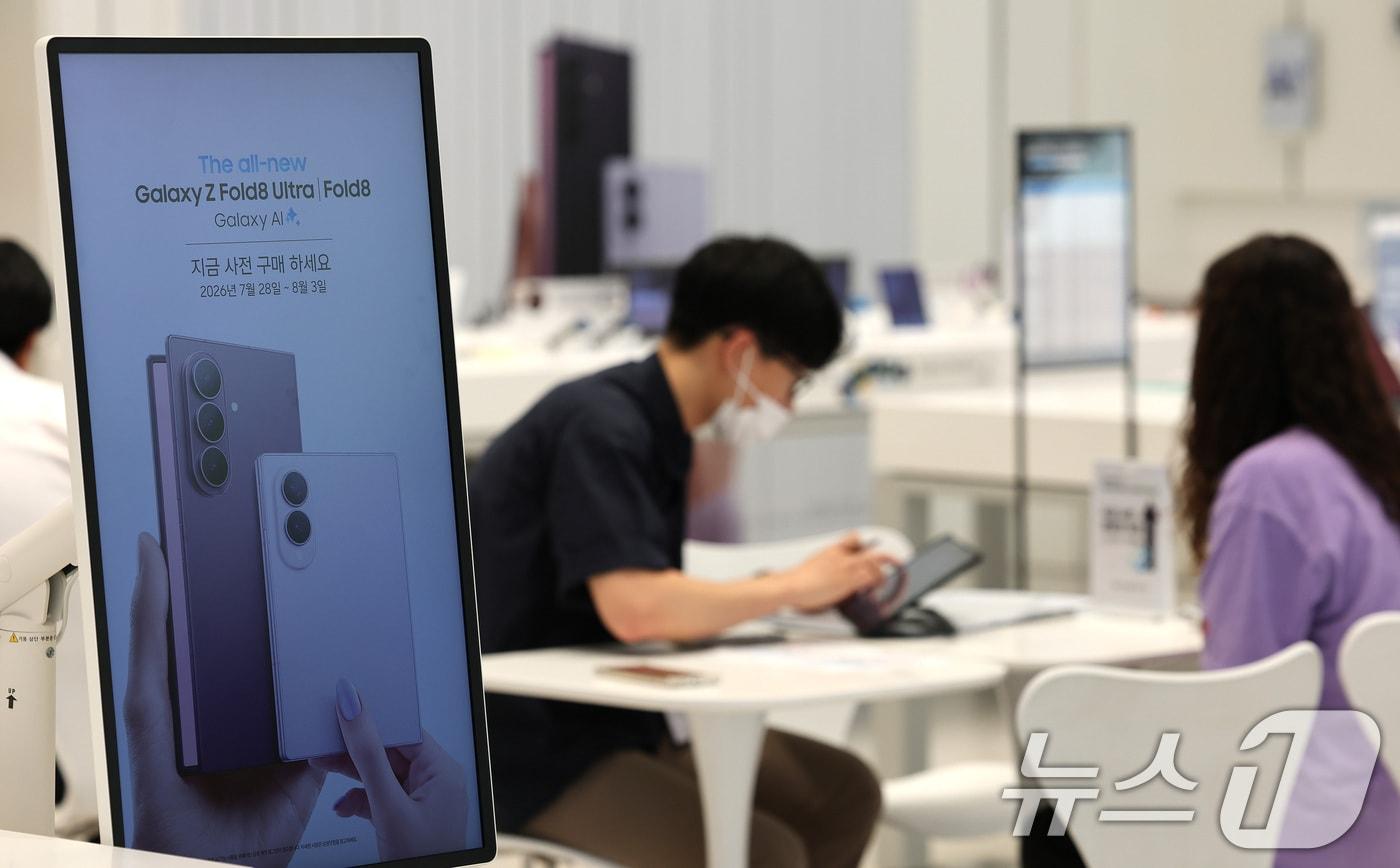 본문 이미지 - 28일 서울 마포구 삼성스토어 홍대 모니터에 삼성전자의 갤럭시 Z8 시리즈 사전구매 안내문이 나오고 있다. 삼성전자는 신규 폴더블폰 라인업인 '갤럭시 Z 폴드8 울트라·폴드8·플립8'과 '갤럭시 워치 울트라2·갤럭시 워치9'의 사전판매를 28일부터 8월 3일까지 진행하며 공식 출시일은 8월 7일이다. 2026.7.28 ⓒ 뉴스1 임세영 기자
