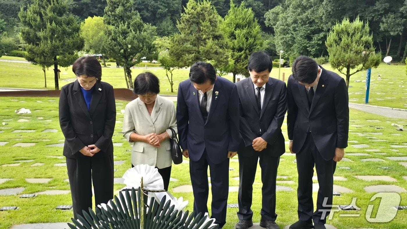 본문 이미지 -  정청래 전 민주당 대표(오른쪽서 세번째)가 28일 오전  세종시 산울동 은하수공원 고 이해찬 전 국무총리 묘역에서 묵념하고 있다. / 뉴스1