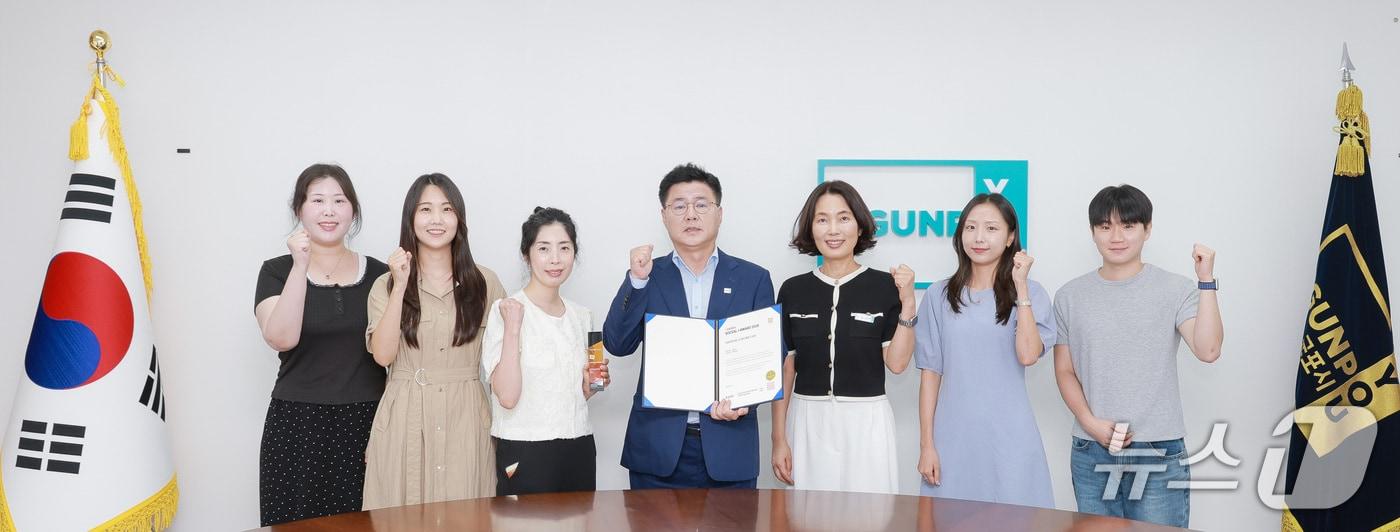 본문 이미지 - 경기 군포시 관계자들이 27일 열린 '소셜아이어워드 2026'에서 시 분야 블로그 부문 대상을 받고 기념촬영을 하고 있다. (군포시 제공. 재판매 및 DB 금지) 2026.7.27/뉴스1