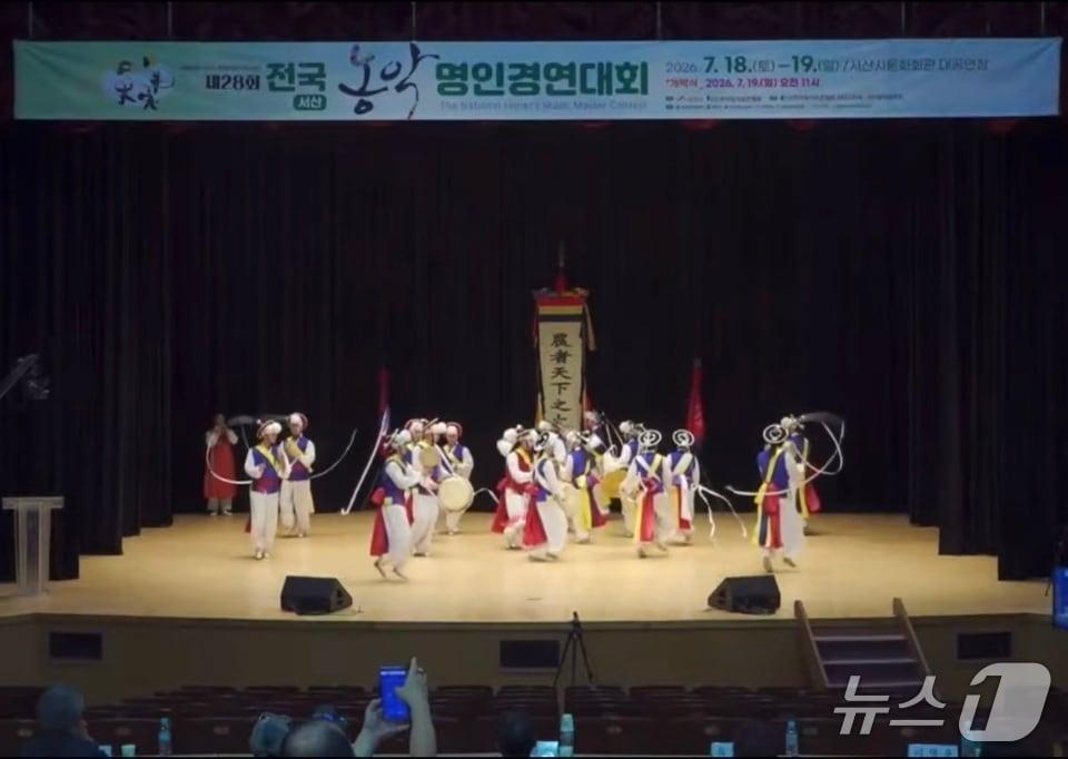 본문 이미지 - 광주시립광지원농악단이 제28회 전국 농악 명인 경연대회에서 공연을 하고 있는 모습.(광주시 제공)