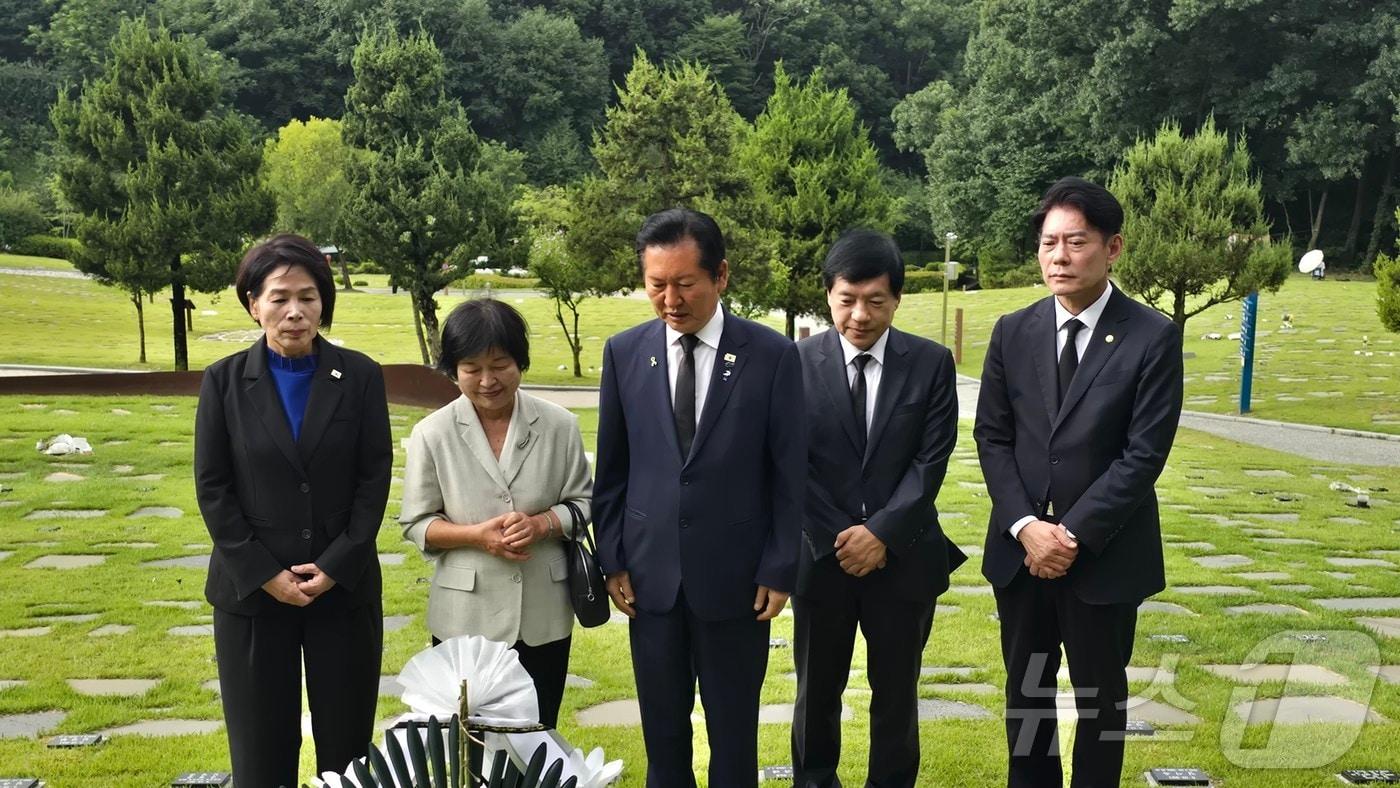 본문 이미지 - 왼쪽부터 최민희 최고위원 후보, 고(故) 이해찬 대표의 배우자인 김정옥 여사, 정청래 당대표 후보, 이성윤·한민수 최고위원 후보. 2026.7.28 ⓒ 뉴스1 장동열 기자