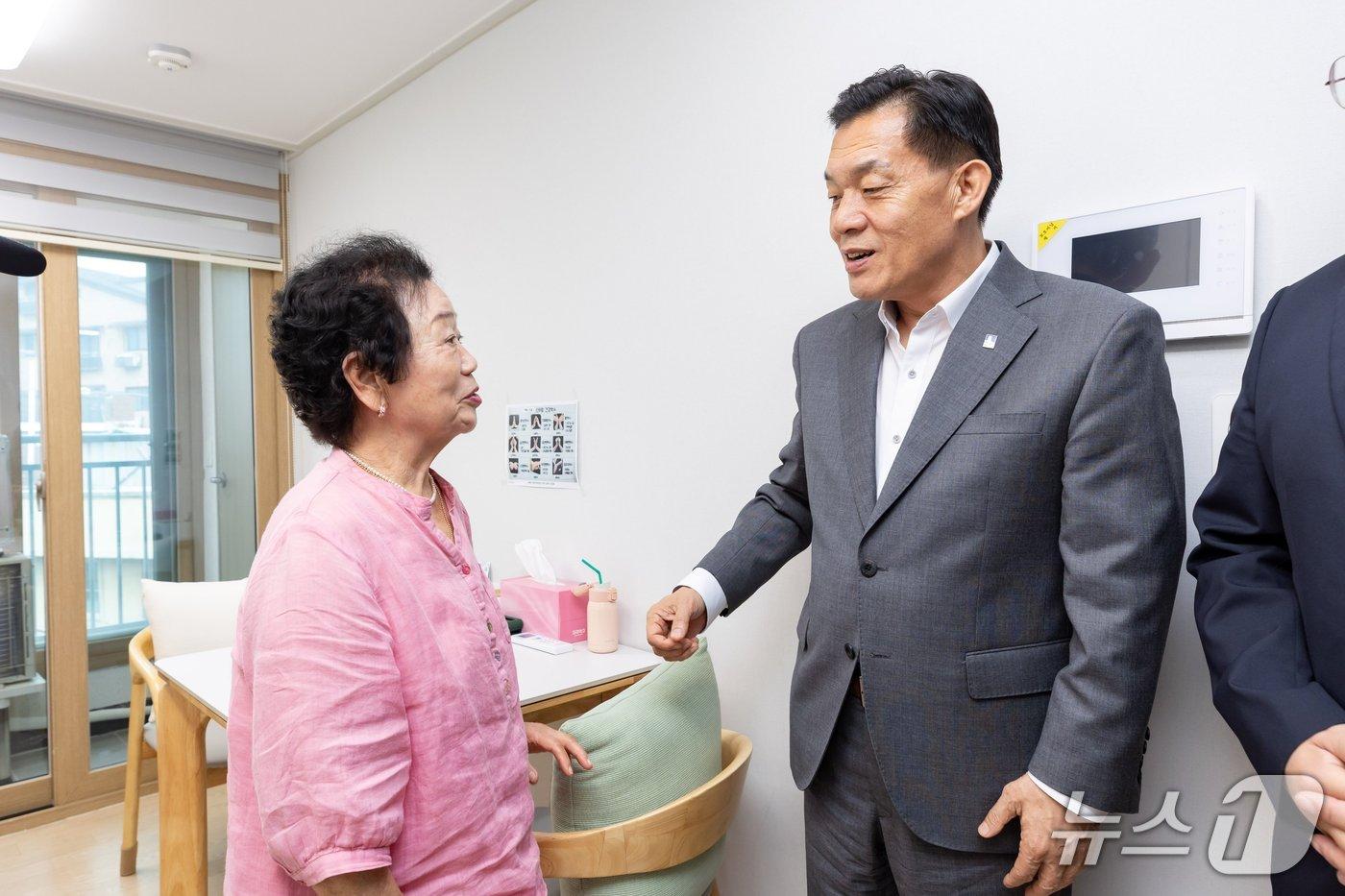 본문 이미지 - 이재준 경기 수원특례시장(왼쪽)이 27일 장안구 영화동 '새빛돌봄스테이션' 입주자와 이야기를 나누고 있다. (수원시 제공. 재판매 및 DB 금지) 2026.7.28/뉴스1  
