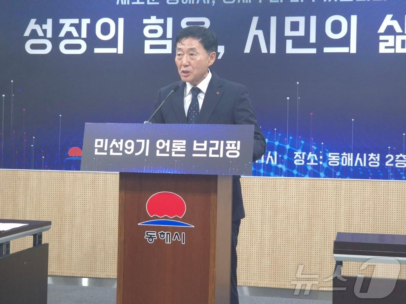 본문 이미지 - 이정학 민선 9기 강원 동해시장이 28일 취임 첫 기자회견을 열고 시정 운영 방향을 설명하고 있다. 2026.7.28 ⓒ 뉴스1 윤왕근 기자