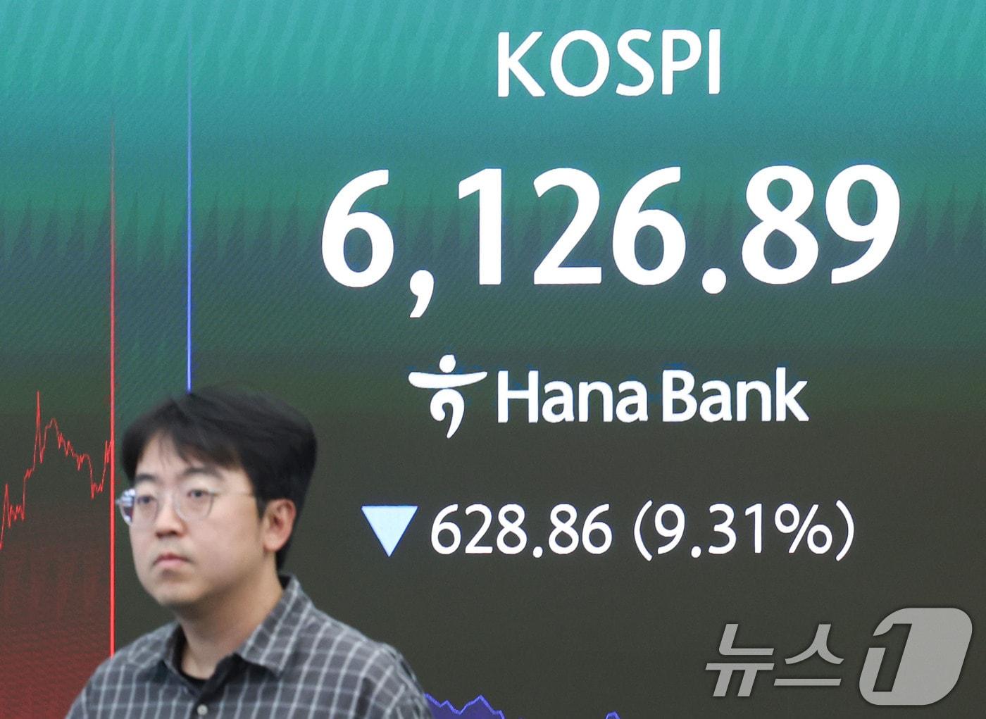 본문 이미지 - 코스피가 급락하며 서킷브레이커가 발동된 28일 오전 서울 중구 하나은행 딜링룸 전광판에 코스피 등 시황이 표시되고 있다. 이날 코스피는 장중 8% 넘게 급락하면서 유가증권시장에서 서킷브레이커가 발동됐다. 2026.7.28 ⓒ 뉴스1 이종수 기자