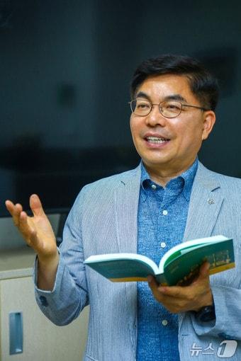 본문 이미지 - 한남대학교 국방전략연구소 신희현 교수가 35년간의 조직 지휘 경험을 바탕으로 리더십의 본질과 조직 운영 방향을 담은 저서 '성공 리더의 인성 전략'을 출간했다.(한남대학교 제공·재판매 및 DB 금지)/뉴스1