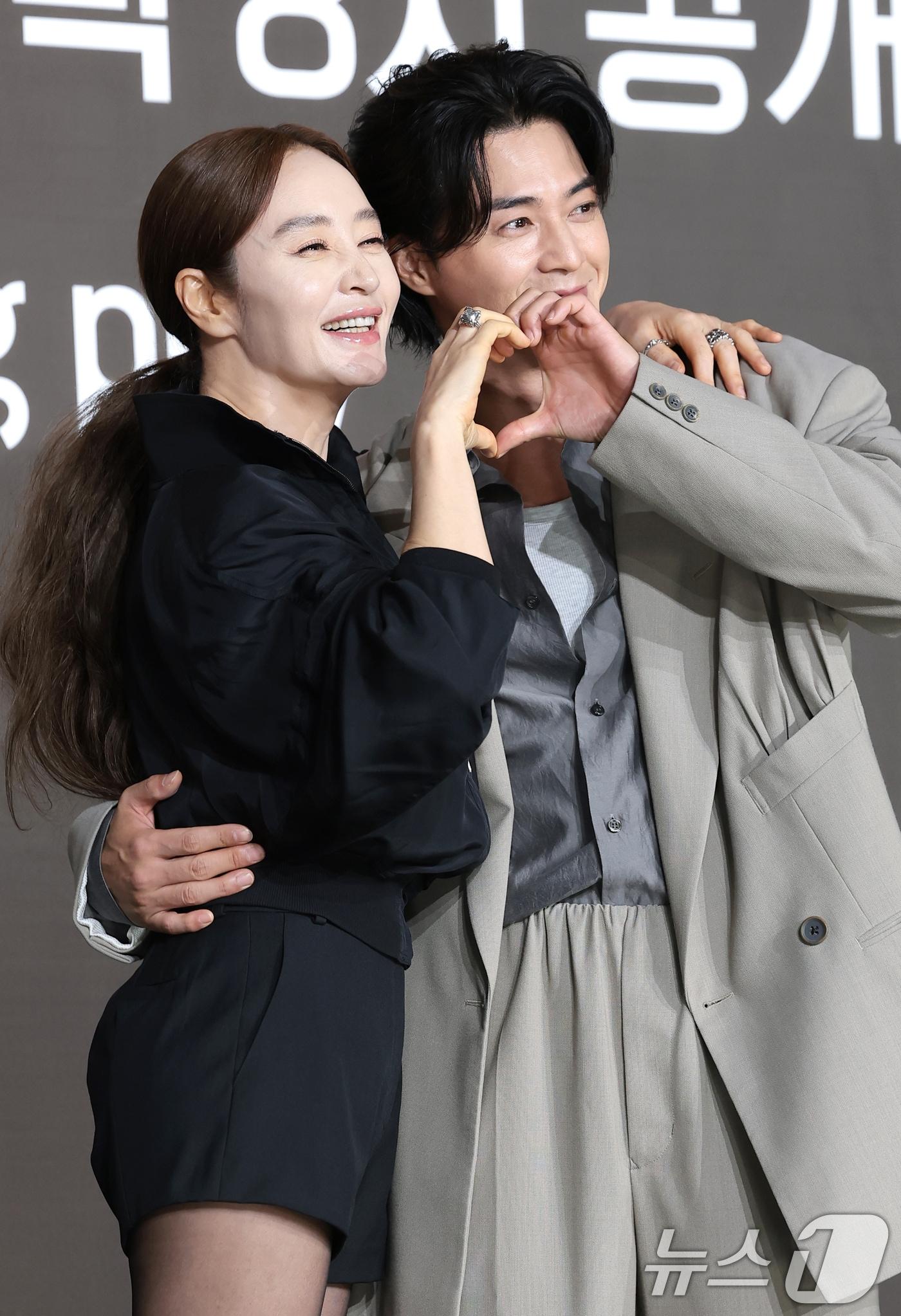 본문 이미지 - 배우 김혜수와 김지훈(오른쪽)이 28일 서울 중구 앰배서더 서울 풀만 호텔에서 열린 쿠팡플레이 시리즈 '지금 불륜이 문제가 아닙니다' 제작발표회에서 포즈를 취하고 있다. '지금 불륜이 문제가 아닙니다'는 행복한 가정을 팔아온 인기 인플루언서 부부와 진흙탕 이혼 소송 중인 이웃집 의사 부부가 불륜조차 하찮아지는 감당 불가한 비밀로 얽히면서 폭주하는 연쇄 추돌 블랙 코미디이다. 2026.7.28 ⓒ 뉴스1 권현진 기자