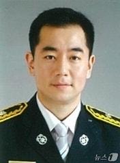본문 이미지 - 휴일 가족과 외출하던 소방관이 아파트에서 발생한 화재를 초기에 발견하고 신속히 대응해 피해를 막은 것으로 뒤늦게 알려졌다. 사진은 화재를 발견하고 대응에 나선 황현선 소방경. (대구소방본부 제공. 재판매 및 DB 금지)/뉴스1