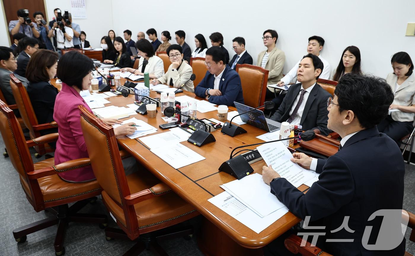 본문 이미지 - 천준호 국회 운영위 국회운영개선소위원장이 28일 서울 여의도 국회에서 열린 제1차 국회운영개선소위를 주재하고 있다. ⓒ 뉴스1 김도우 기자