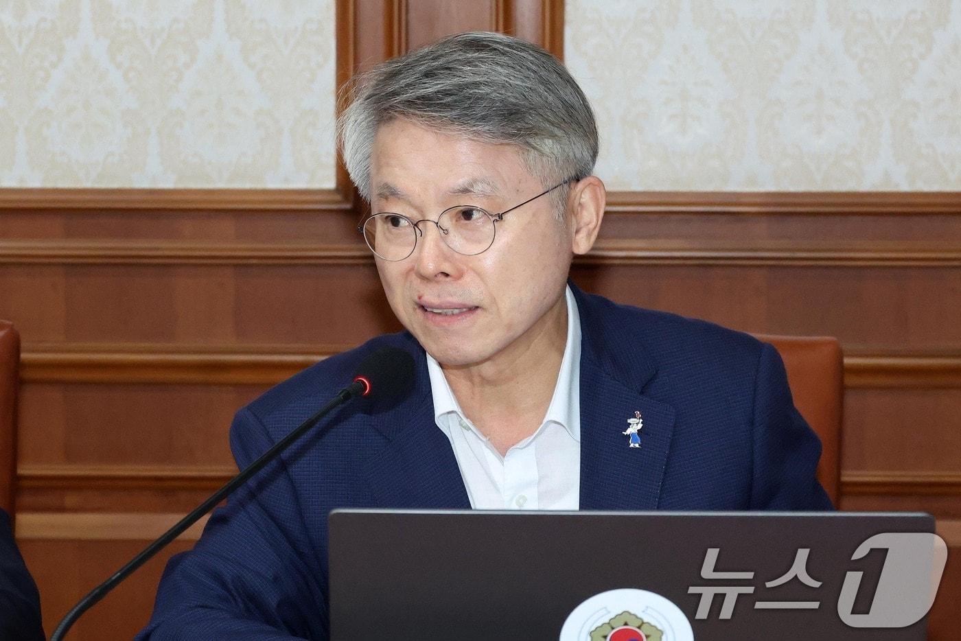 본문 이미지 - 민형배 전남광주통합특별시장이 28일 서울 종로구 정부서울청사에서 열린 국무회의에서 대화를 하고 있다. (공동취재) 2026.7.28 ⓒ 뉴스1