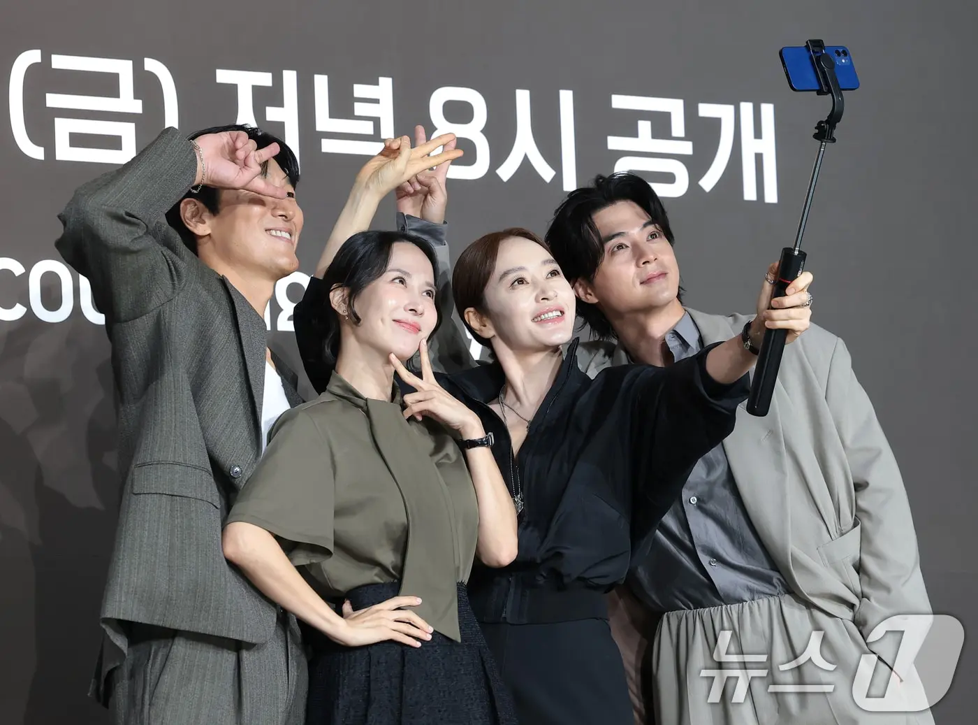 본문 이미지 - 배우 김재철(왼쪽부터)가 조여정, 김혜수, 김지훈이 28일 서울 중구 앰배서더 서울 풀만 호텔에서 열린 쿠팡플레이 시리즈 '지금 불륜이 문제가 아닙니다' 제작발표회에 참석하고 있다. '지금 불륜이 문제가 아닙니다'는 행복한 가정을 팔아온 인기 인플루언서 부부와 진흙탕 이혼 소송 중인 이웃집 의사 부부가 불륜조차 하찮아지는 감당 불가한 비밀로 얽히면서 폭주하는 연쇄 추돌 블랙 코미디이다. 2026.7.28 ⓒ 뉴스1 권현진 기자