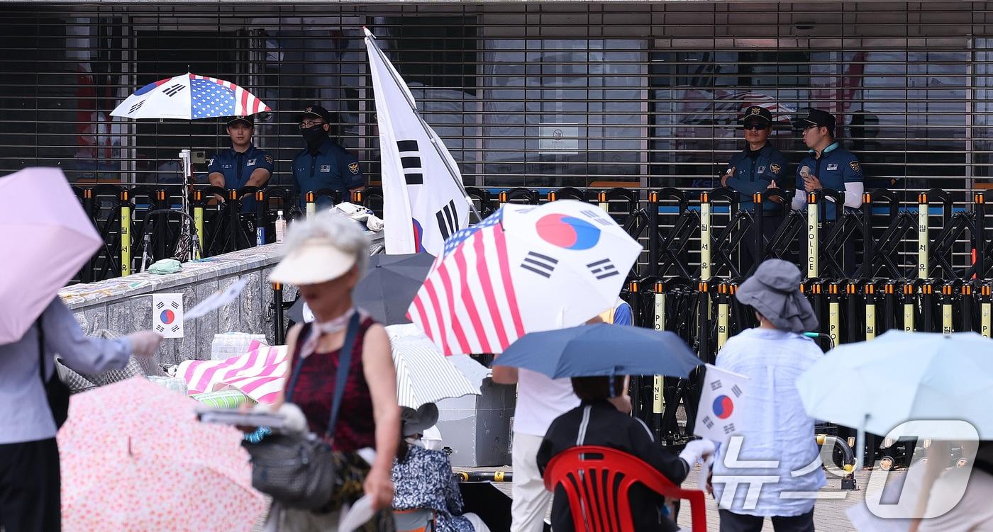 본문 이미지 - 투표용지 부족 사태에 반발하는 집회가 핸드볼경기장을 봉쇄한 채 두 달 가까이 이어지고 있는 서울 송파구 올림픽공원 핸드볼경기장 앞. 2026.7.28 ⓒ 뉴스1 박지혜 기자