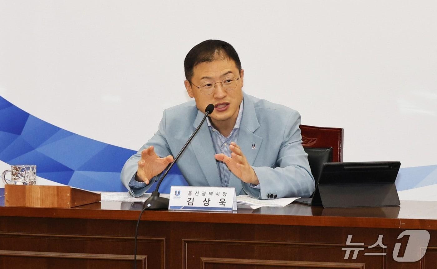 본문 이미지 - 김상욱 울산시장이 28일 울산시청 상황실에서 '울산시 대중교통 관련 현안 회의'를 열고 대중교통 개선방안에 대한 논의를 가졌다.(울산시 제공. 재판매 및 DB금지)/뉴스1