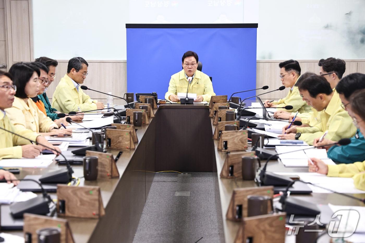 본문 이미지 - 박완수 경남지사가 28일 도청 재난안전대책본부에서 '폭염·가뭄 비상대책회의'를 주재하고 있다.(경남도 제공. 재판매 및 DB금지)
