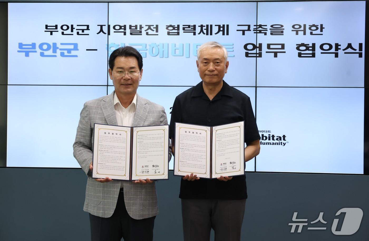 본문 이미지 - 권익현 부안군수(사진 왼쪽)와 이용철 한국해비타트 경영기획본부장이 지역발전 협력체계 구축을 위한 업무협약 체결하고 있다.(부안군 제공, 재판매 및 DB금지)