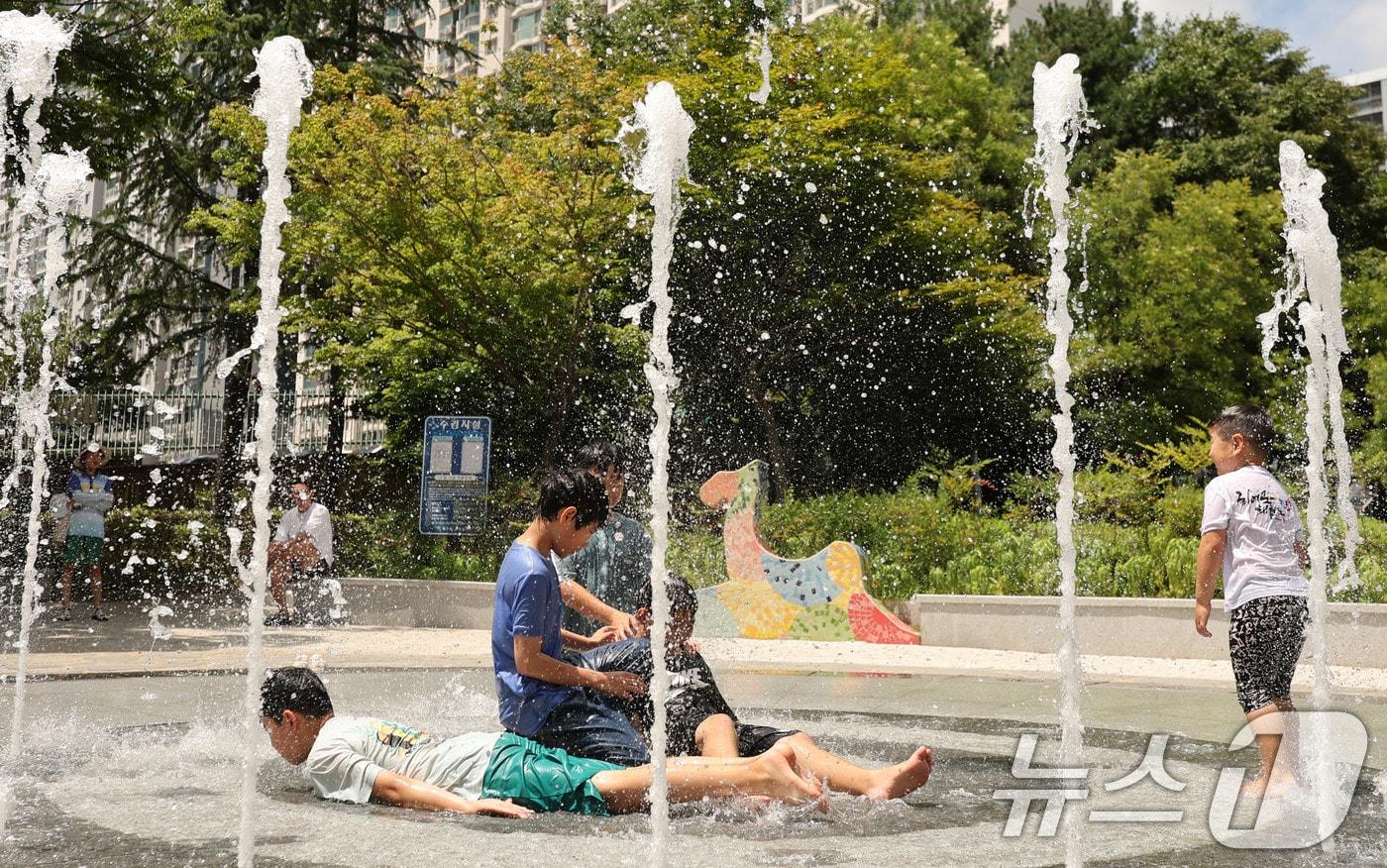 본문 이미지 - 연일 폭염이 기승을 부리고 있는 28일 전남광주 북구 일곡동 들샘어린이공원에 설치된 바닥분수에서 학생들이 더위를 식히고 있다. 2026.7.28 ⓒ 뉴스1 박지현 기자