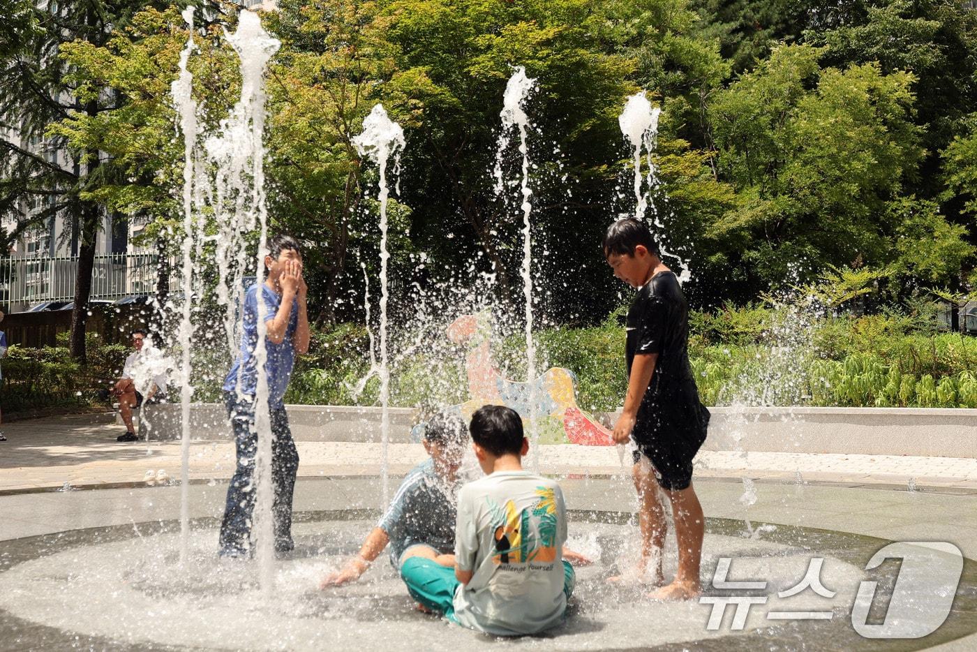 본문 이미지 - 연일 폭염이 기승을 부리고 있는 28일 전남광주 북구 일곡동 들샘어린이공원에 설치된 바닥분수에서 학생들이 더위를 식히고 있다. 2026.7.28 ⓒ 뉴스1 박지현 기자