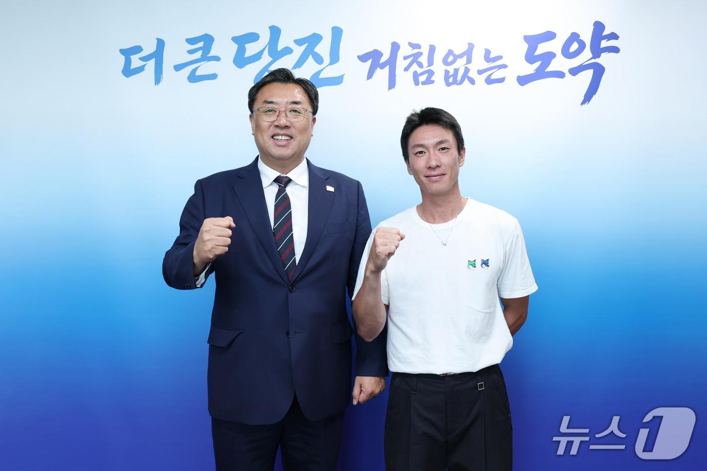 본문 이미지 - 홍성찬 선수(오른쪽)가 당진시장 접견실에서 국군체육부대 복귀 신고식을 마치고 김기재 당진시장(당진시 제공. 재판매 및 DB금지)/뉴스1과 기념촬영을 하고 있다.