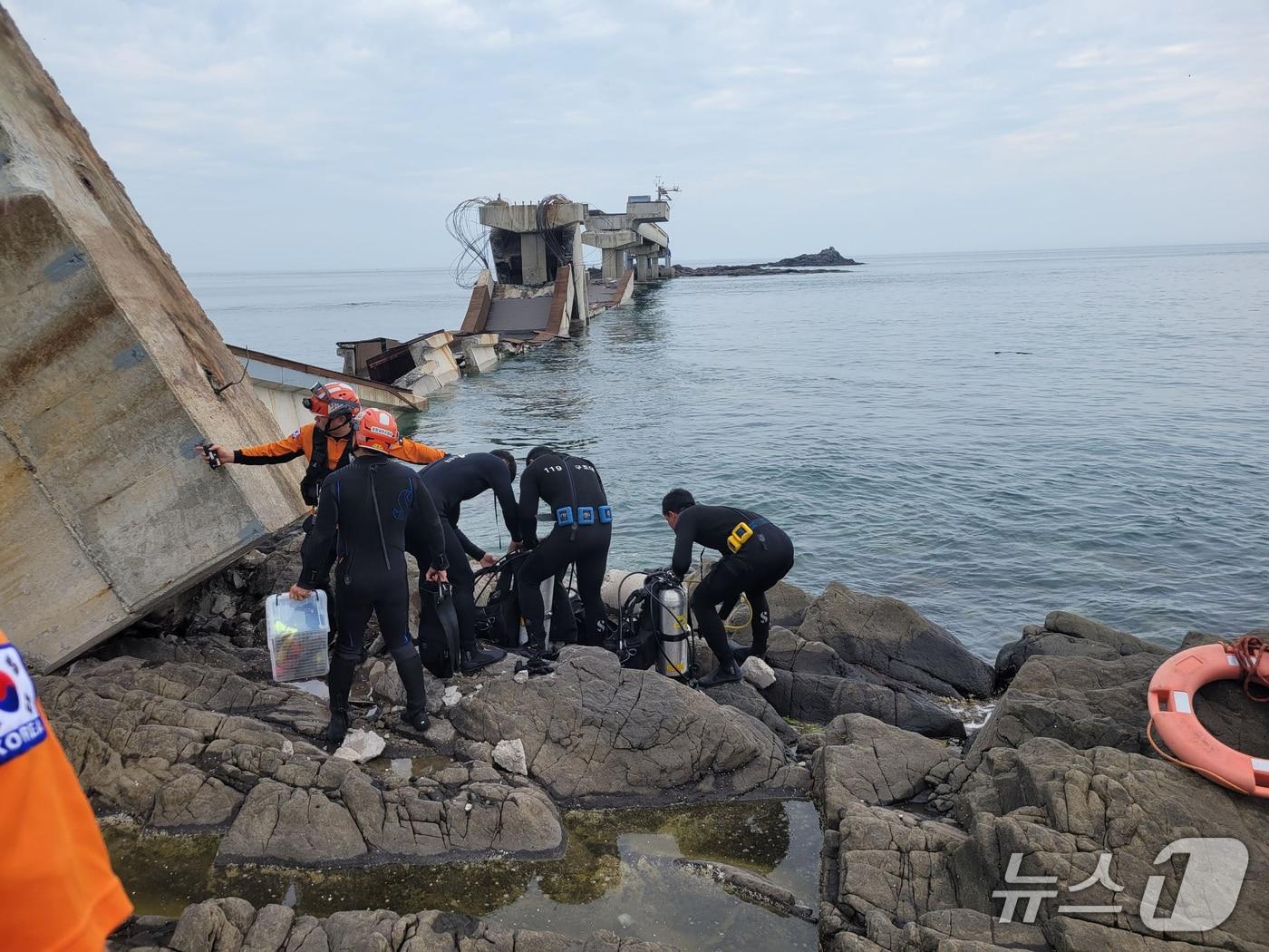 본문 이미지 - 28일 오후 1시15분쯤 경북 포항시 남구 구룡포읍 장길리에서 교량이 무너졌다.(포항남부소방서제공, 재판매 및 DB금지) 2026.7.28/뉴스1 