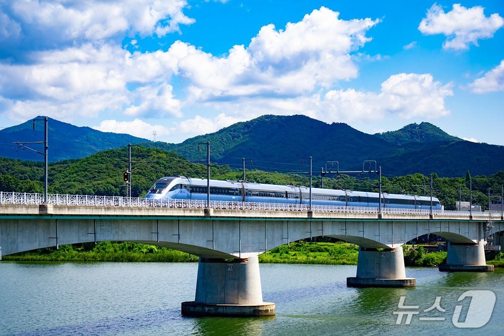 본문 이미지 - ‘동해선 KTX-이음’이 ‘2026 대한민국 올해의 녹색상품’에 선정됐다. (코레일 제공·재판매 및 DB 금지)/뉴스1