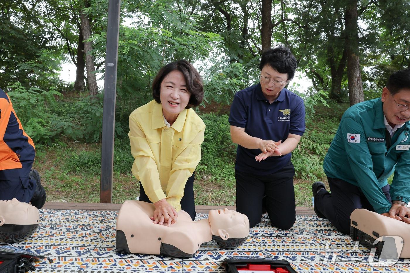 본문 이미지 - 28일 오전 추미애 경기도지사가 양평 광탄리유원지를 찾아 여름철 도민 물놀이안전 대비태세를 점검했다. 추 지사는 이날 물놀이 사고를 가정한 훈련에서 심폐소생술 시연에 나서기도 했다. (경기도 제공)