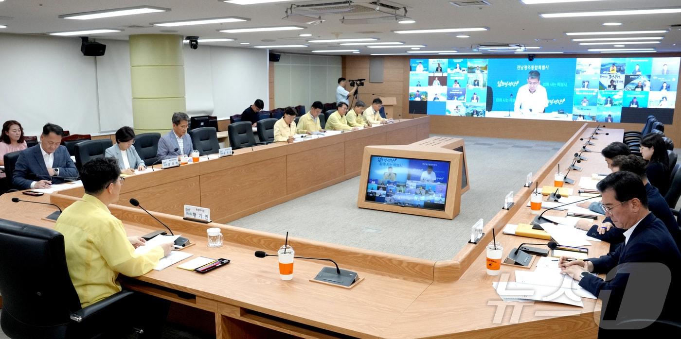 본문 이미지 - 28일 황기연 전남광주통합특별시 행정부시장을 비롯한 특별시-시·구·군 부단체장들이 각 시·구·군 영상회의실에 참석, 중앙부처 핵심안건 등 특별시 주요 현안에 대해 협력회의를 하고 있다.(전남광주통합특별시 제공. 재판매 및 DB금지) 2026.7.28 ⓒ 뉴스1