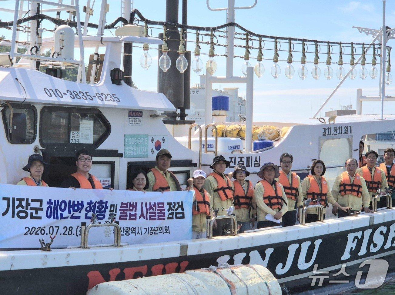 본문 이미지 - 기장군의회·기장군, 현장 중심의 해양·건설 행정 위한 합동 선상 점검 실시. (부산 기장군의회 제공. 재판매 및 DB금지)