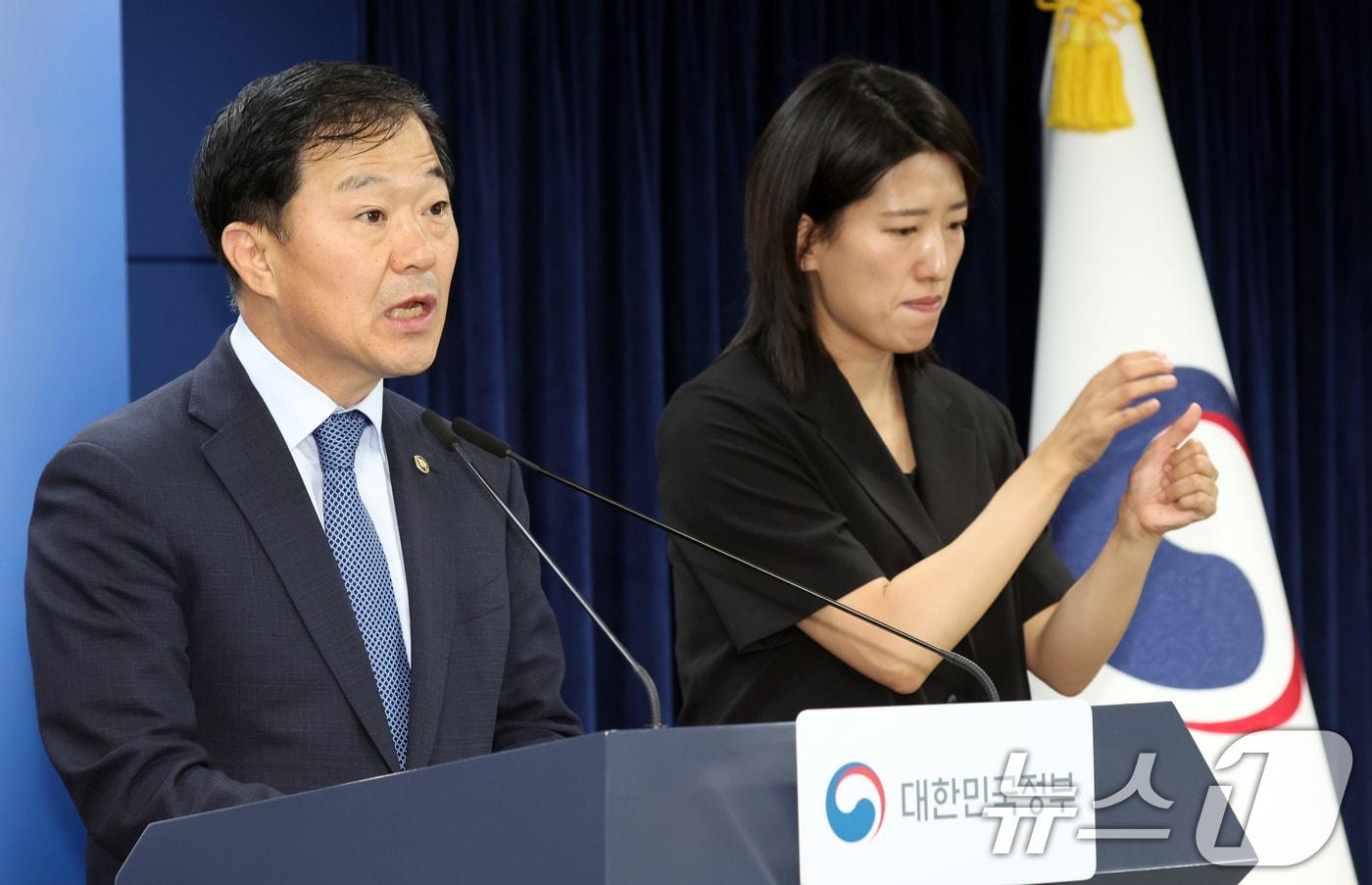 본문 이미지 - 이형훈 보건복지부 2차관이 28일 오후 서울 종로구 세종대로 정부서울청사에서 자살시도자 등 고위험군 긴급대응 강화방안 발표를 하고 있다. 2026.7.28 ⓒ 뉴스1 김명섭 기자