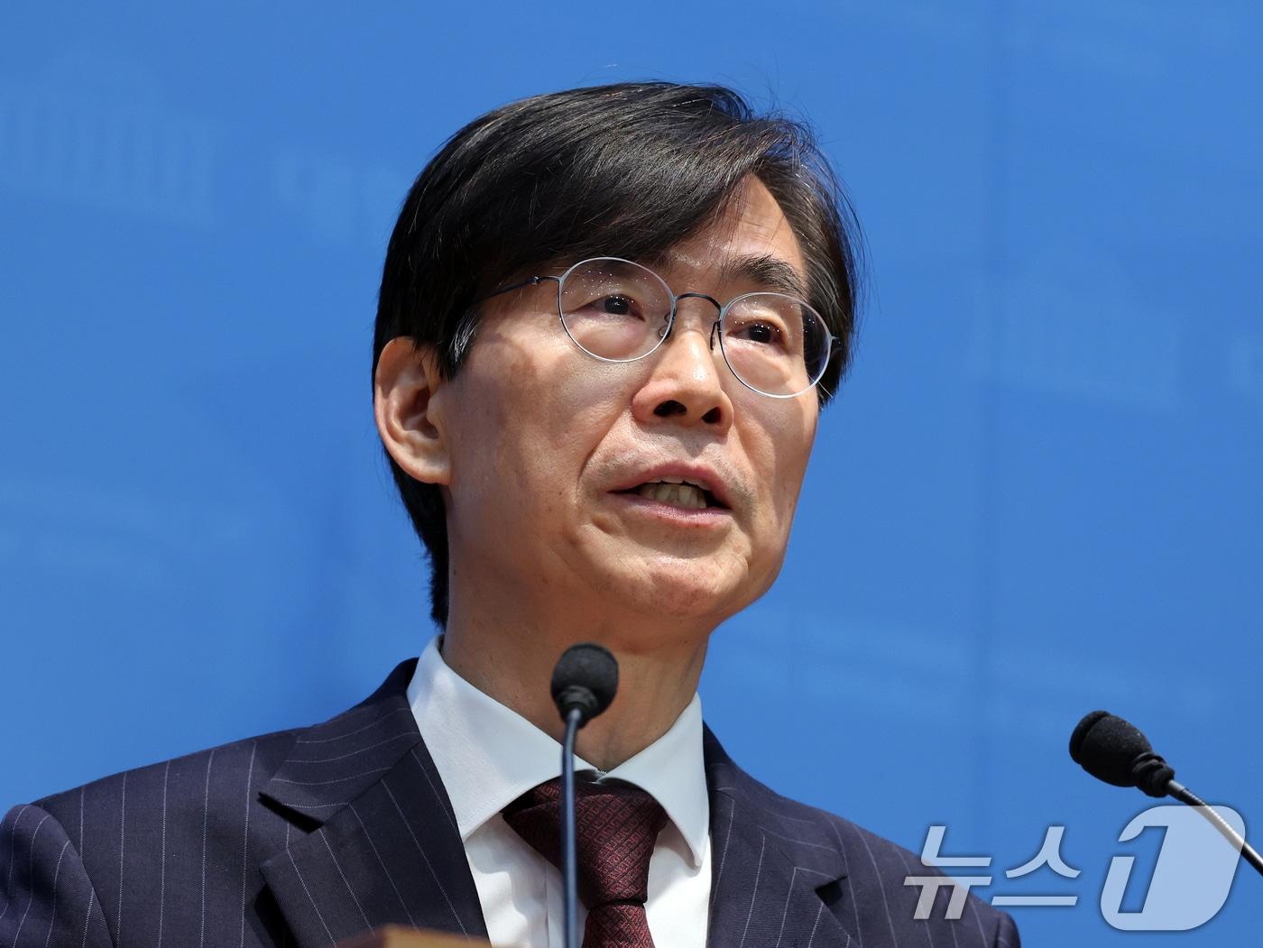 본문 이미지 - 조경태 국민의힘 의원이 28일 오후 서울 여의도 국회 소통관에서 중앙윤리위원회의 징계 관련 기자회견을 하고 있다. 조 의원은 야당 몫 국회부의장으로 박덕흠 의원을 선출하는 본회의 과정에서 더불어민주당 등 다른 당 의원들에게 박 의원의 낙선을 요청하는 전화를 돌렸다는 이유로 윤리위에 제소됐다. 2026.7.28 ⓒ 뉴스1 황기선 기자